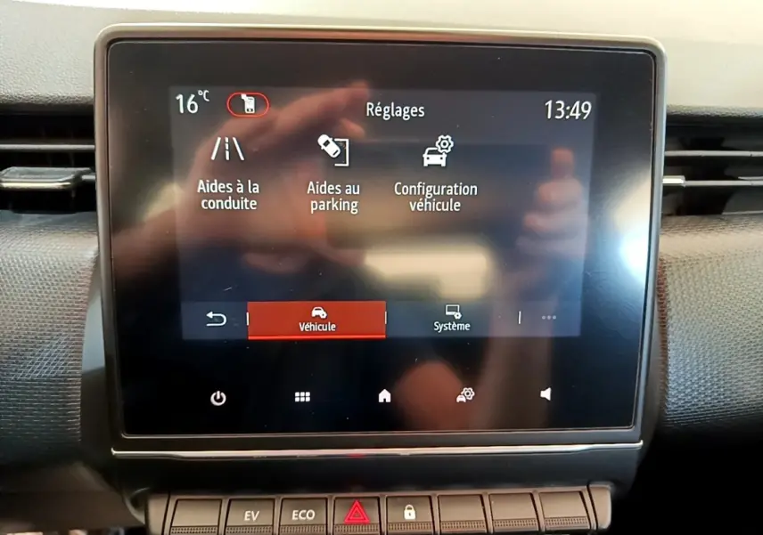Écran tactile central du tableau de bord de la Renault Clio Business E-Tech hybride 2021 affichant les réglages d’aide à la conduite.