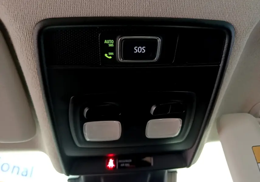 Vue en gros plan du plafonnier intérieur avec bouton SOS et éclairages, dans une Renault Clio Business E-Tech hybride 2021.