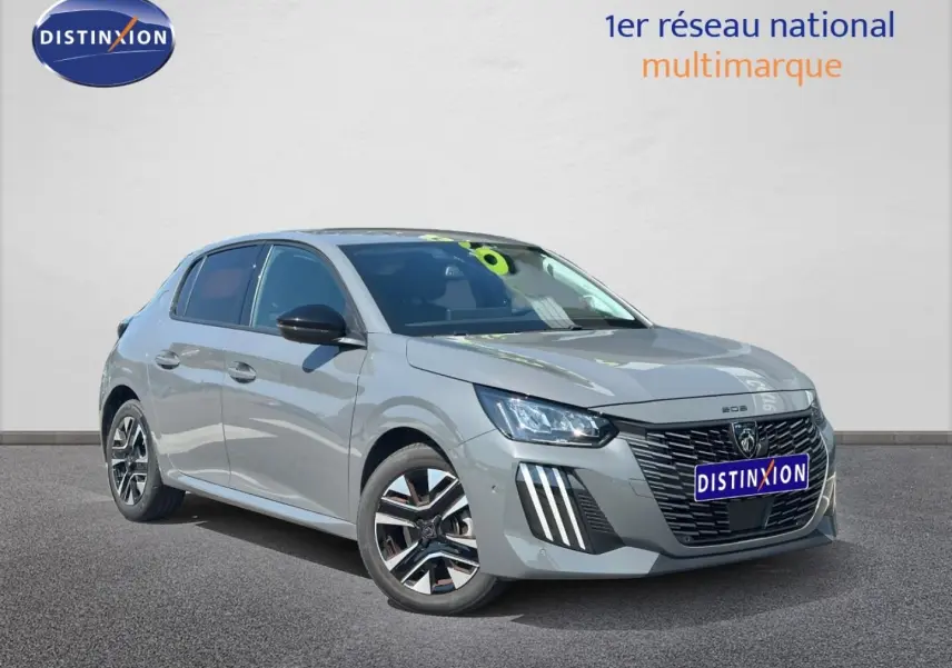 Peugeot 208 gris Selenium vue 3/4 avant droit, avec jantes alu et calandre noire distinctive.