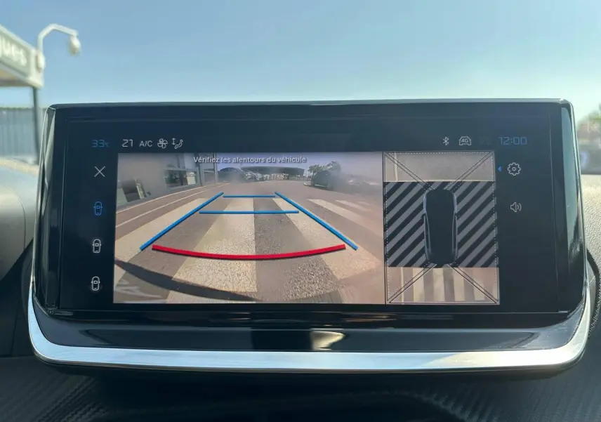 Écran tactile intérieur de la Peugeot 208 2025 montrant la caméra de recul avec guidage et vue 360° du véhicule.