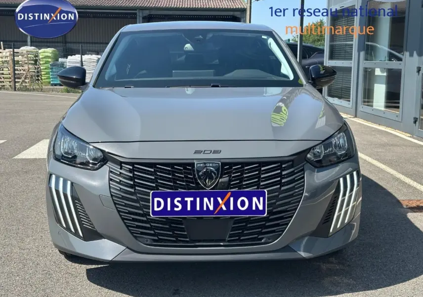 Vue avant d'une Peugeot 208 1.2 100ch gris Selenium avec calandre noire et feux LED distinctifs.