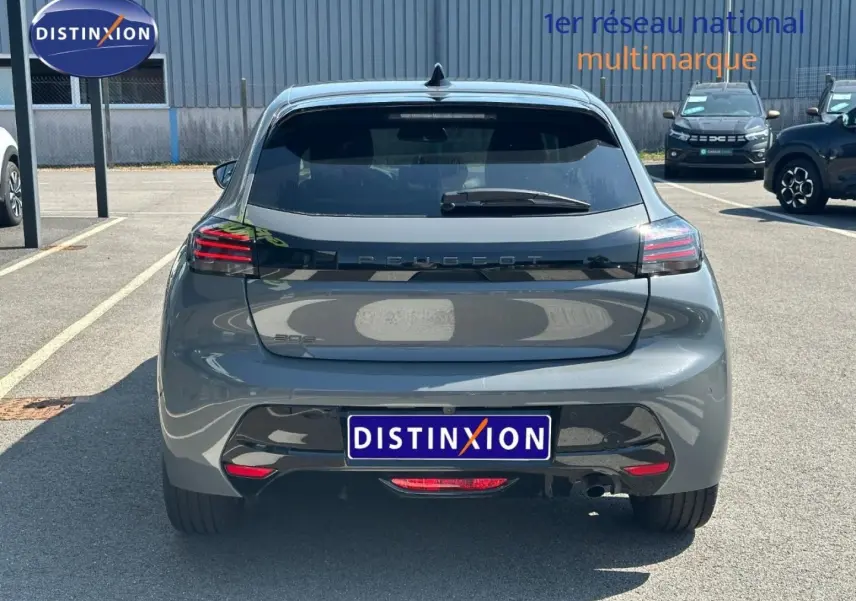 Vue arrière d'une Peugeot 208 gris Selenium 2025 avec feux arrière LED et pare-chocs noir brillant.