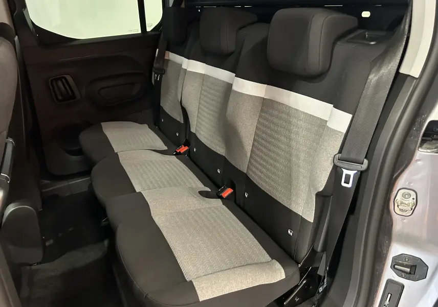 Banquette arrière en tissu gris et noir vue côté droit du Citroën Berlingo Multispace gris Artense avec porte ouverte.