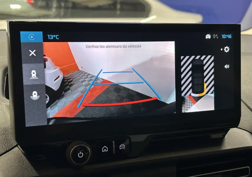 Écran multimédia du Citroën Berlingo gris Artense montrant la caméra de recul avec guidage coloré en intérieur.