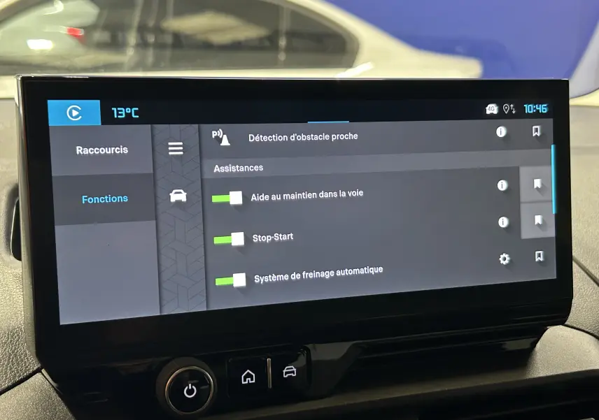 Écran tactile central du Citroën Berlingo Multispace 2025 affichant les aides à la conduite activées.