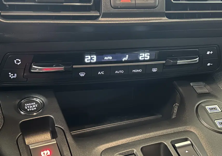 Gros plan sur la console centrale du Citroën Berlingo Multispace 2025, avec commandes climatisation digitale et bouton start/stop.