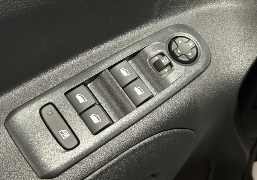 Panneau de commandes des vitres électriques et réglage des rétroviseurs côté conducteur d'un Citroën Berlingo Multispace gris Artense.