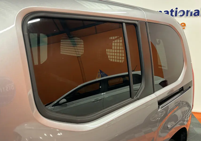 Vue latérale droite sur la partie arrière grise Artense du Citroën Berlingo Multispace 2025 avec vitre teintée et porte coulissante.