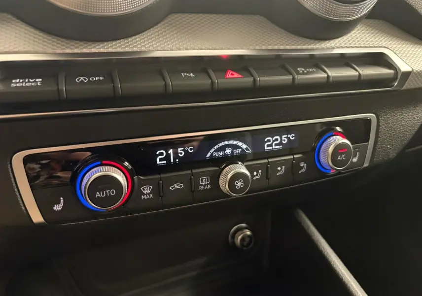 Gros plan sur la console centrale de l'Audi Q2 2026, montrant la climatisation automatique et les commandes chauffantes.