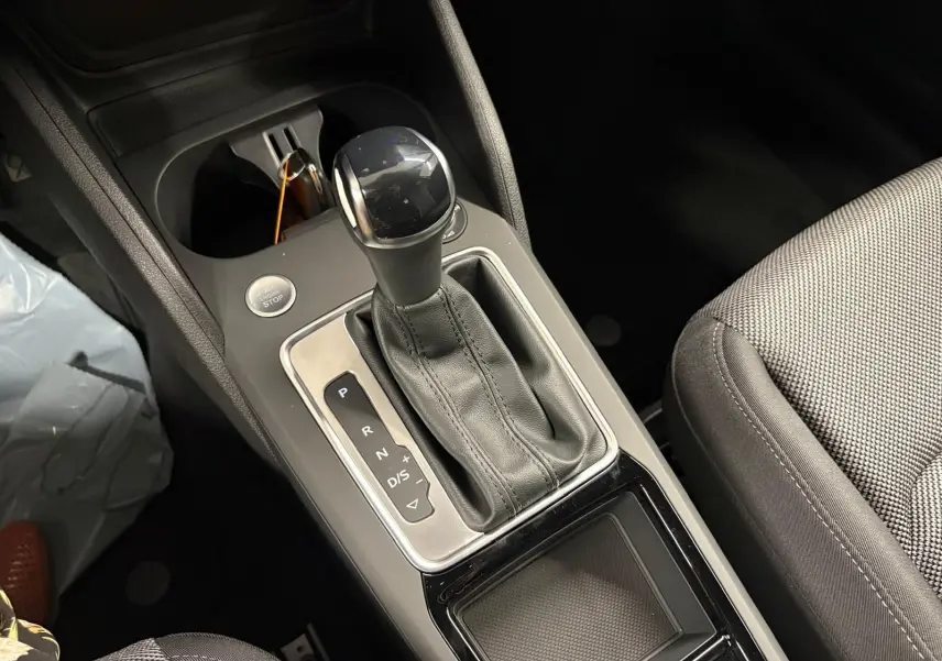 Vue rapprochée de la console centrale de l’Audi Q2 35 TFSI S Line 2026, avec levier de vitesse automatique et bouton start/stop.