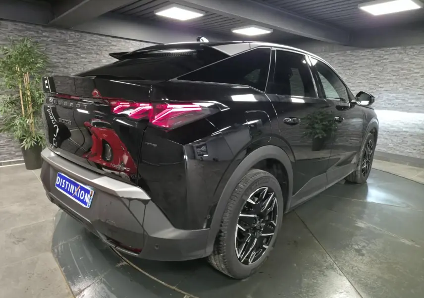 Vue 3/4 arrière droite du Peugeot 3008 noir brillant, avec feux arrière LED et jantes alliage 19 pouces.