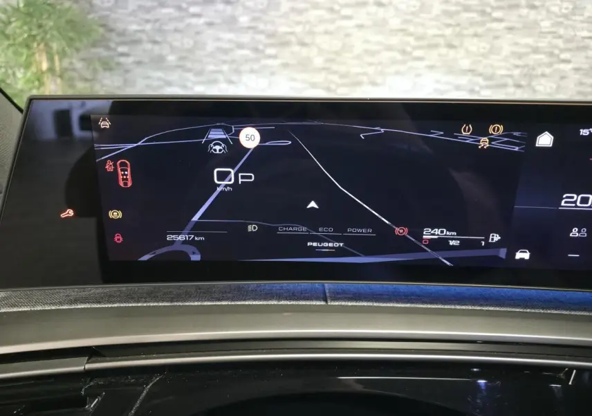 Affichage numérique du tableau de bord du Peugeot 3008 noir, vue frontale centrée sur l'écran de conduite.