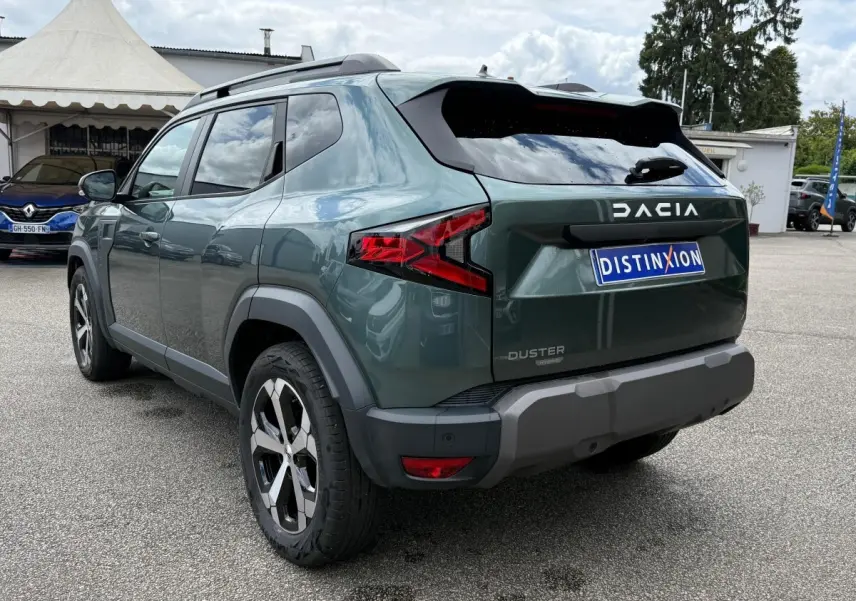 Vue 3/4 arrière droite du Dacia Duster Hybrid 140 vert cèdre avec feux arrière LED et jantes alliage bicolores.