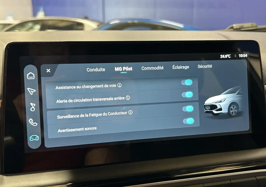 Écran tactile intérieur montrant les options MG Pilot d'une MG3 Pebble Black, vue frontale du véhicule en illustration.