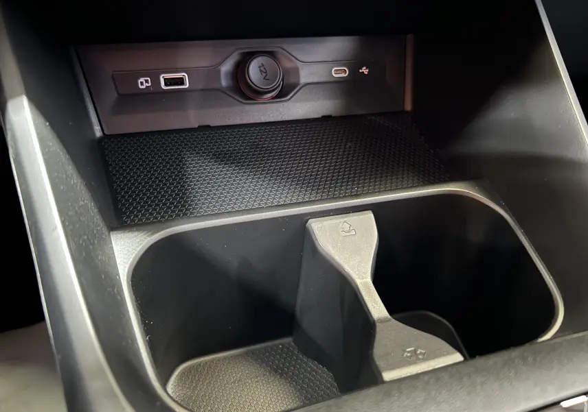 Gros plan sur le rangement central avec ports USB et prise 12V de l'intérieur noir du MG3 1.5 Hybrid+ 195 Luxury.