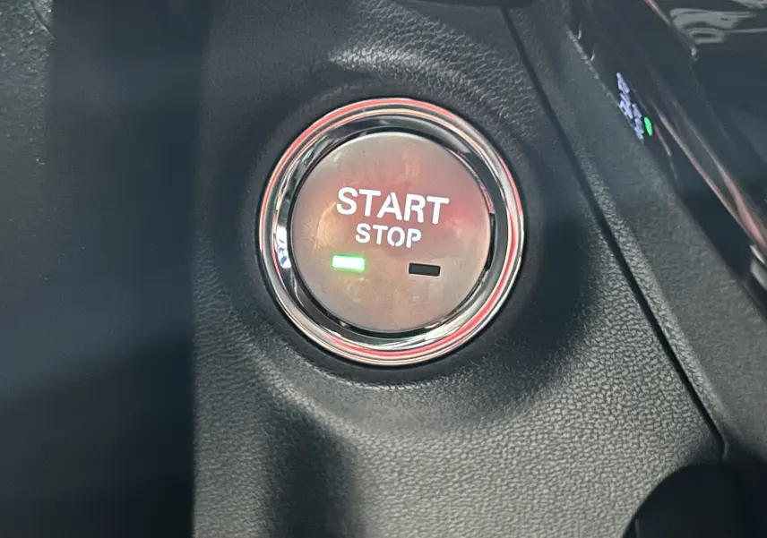 Bouton Start Stop éclairé en vert sur tableau de bord noir du MG3 1.5 Hybrid+ 195 Luxury Pebble Black 2026.
