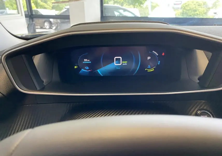 Vue du tableau de bord numérique du Peugeot 2008 e-136 Allure Pack 2022 avec affichage de l'autonomie et mode prêt.