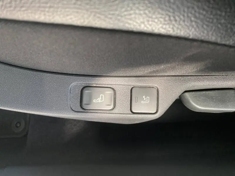 Boutons de réglage des sièges sur la garniture intérieure noire d'une DS4 Gris Platinium, version Performance line 2017.