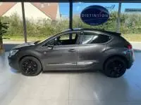 Vue de profil côté gauche d'une DS4 gris Platinium de 2017 avec jantes noires et vitres légèrement teintées.