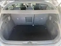 Coffre ouvert d'une DS4 gris Platinium de 2017, vue arrière montrant l'espace de chargement vide et les sièges rabattus.