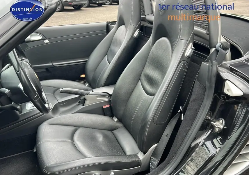 Intérieur noir de la Porsche Boxster 987 2.9 PDK 2012, vue côté gauche sur les sièges en cuir semi-électriques.