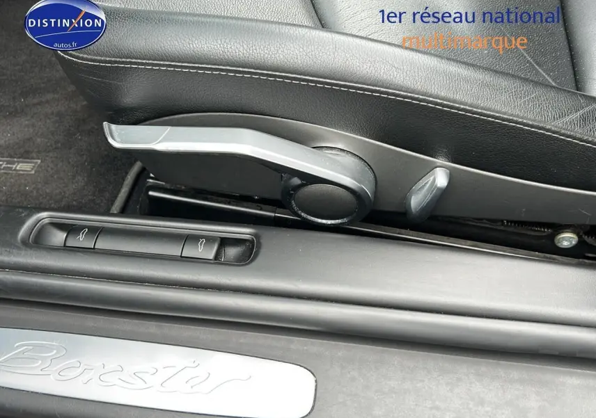 Détail de la commande d'ouverture des coffres et réglage de siège en cuir noir dans une Porsche Boxster 987 2.9 PDK 2012.