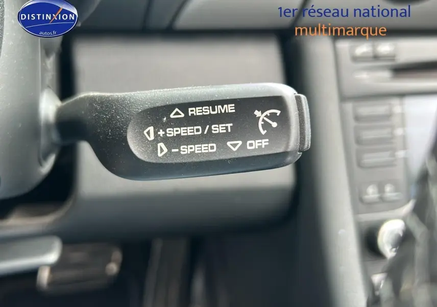 Gros plan sur le levier de régulateur de vitesse dans l'habitacle d'une Porsche Boxster 987 noire de 2012.