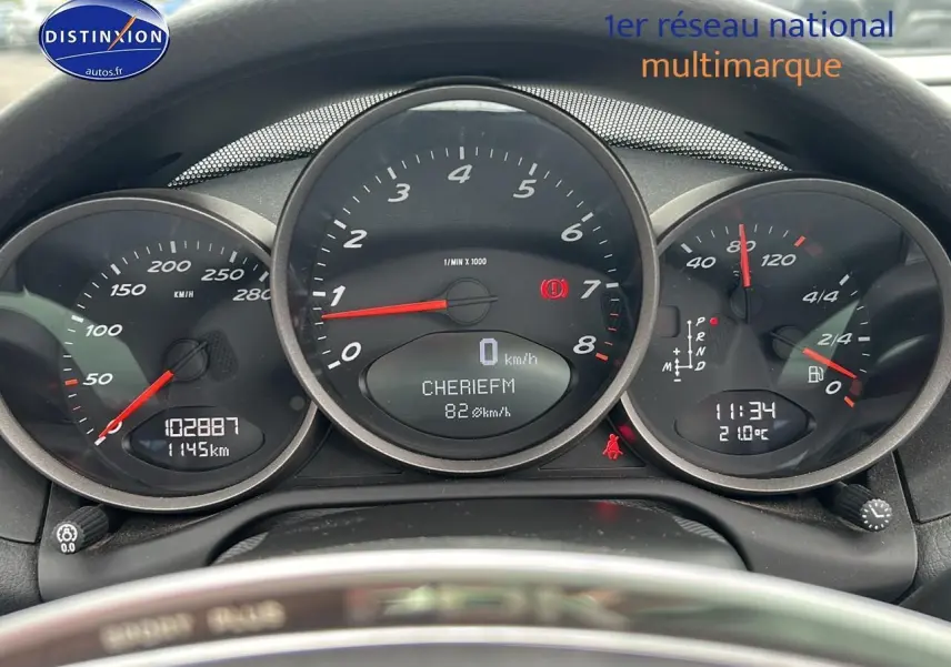 Tableau de bord de Porsche Boxster 987 noir, affichant compte-tours, vitesse et jauge carburant en vue frontale rapprochée.