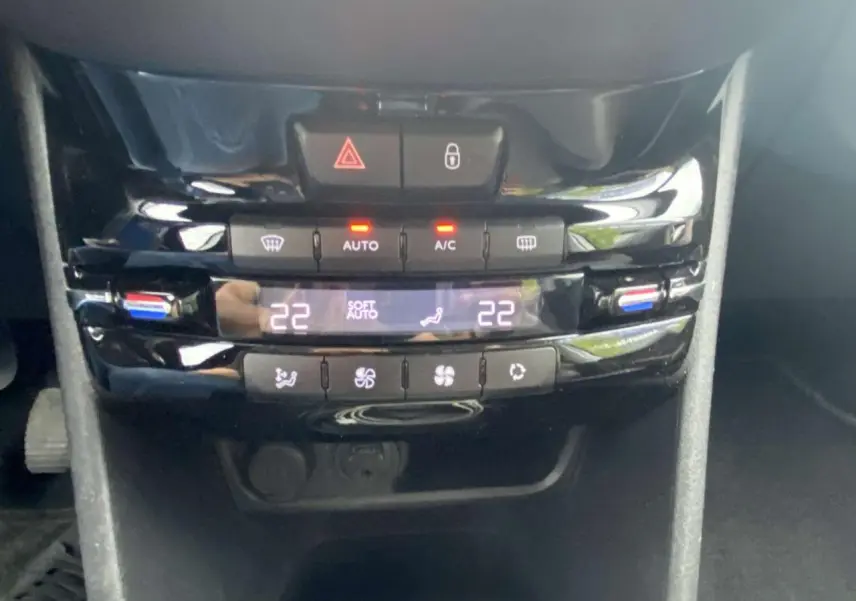 Détail de la console centrale avec commandes de climatisation digitale du Peugeot 2008 blanc de 2015.