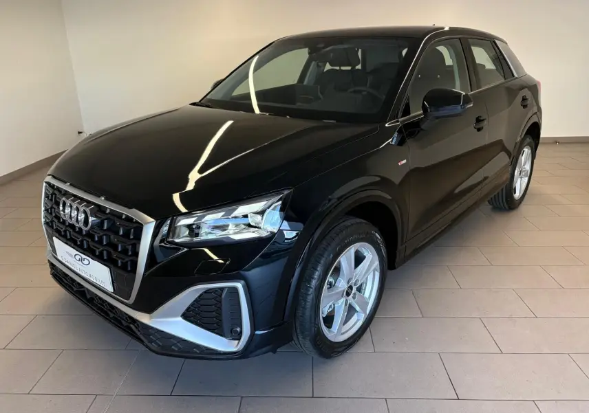 Audi Q2 35 TFSI S line noir mythic en 3/4 avant droit, avec calandre distinctive et jantes argentées.