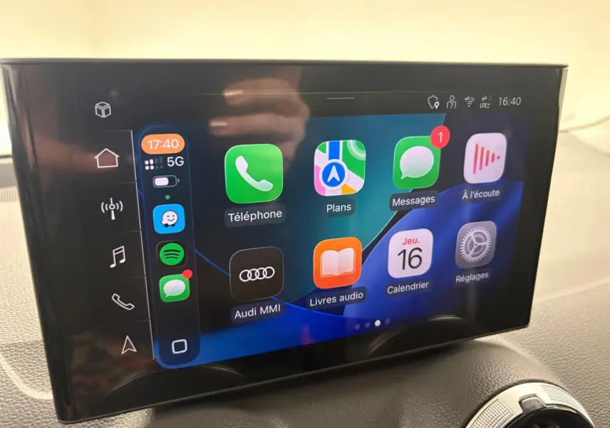 Vue de face du tableau de bord de l'Audi Q2 35 TFSI S Line 2026 avec écran tactile affichant les applications connectées.