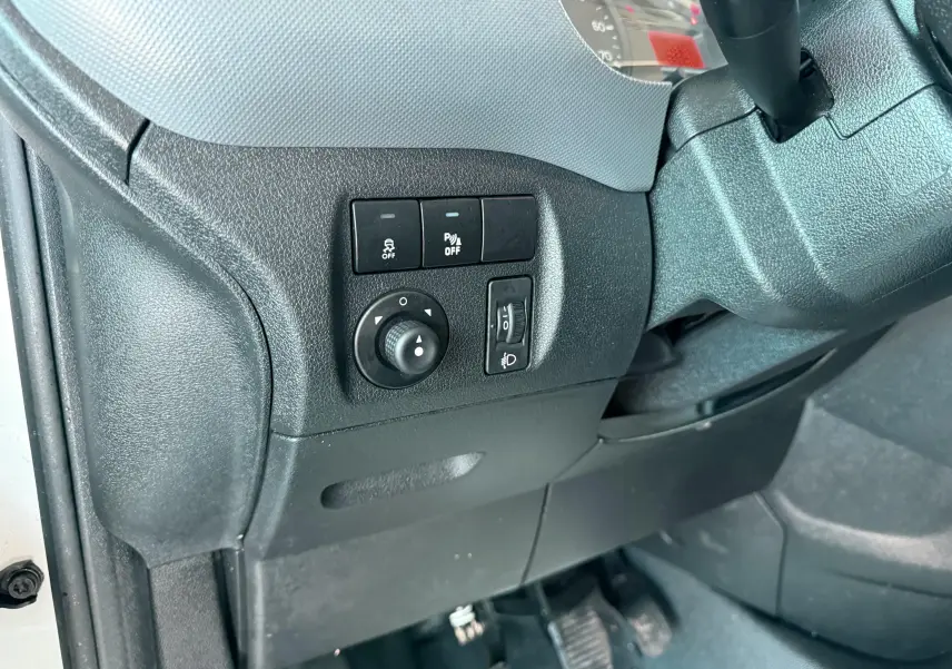 Détail du tableau de bord côté gauche du Citroën Berlingo 2017 avec commandes de réglage des phares et aides à la conduite.