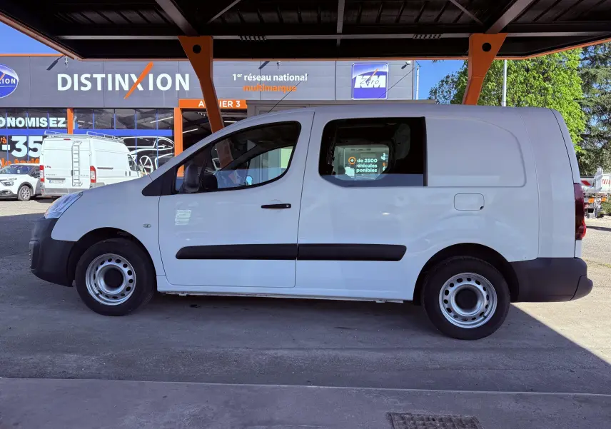 Vue de profil côté gauche d’un utilitaire Citroën Berlingo blanc avec portes latérales pleines et jantes acier simples.