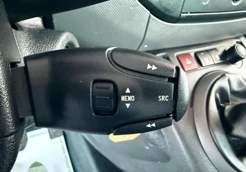 Gros plan sur la commande au volant noire de la Citroën Berlingo 2017, avec levier de vitesses manuel visible en arrière-plan.