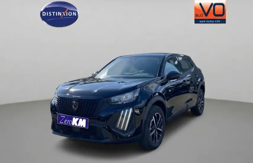 Peugeot 2008 Hybrid noir en 3/4 avant droit, avec calandre distinctive et jantes 16 pouces visibles.