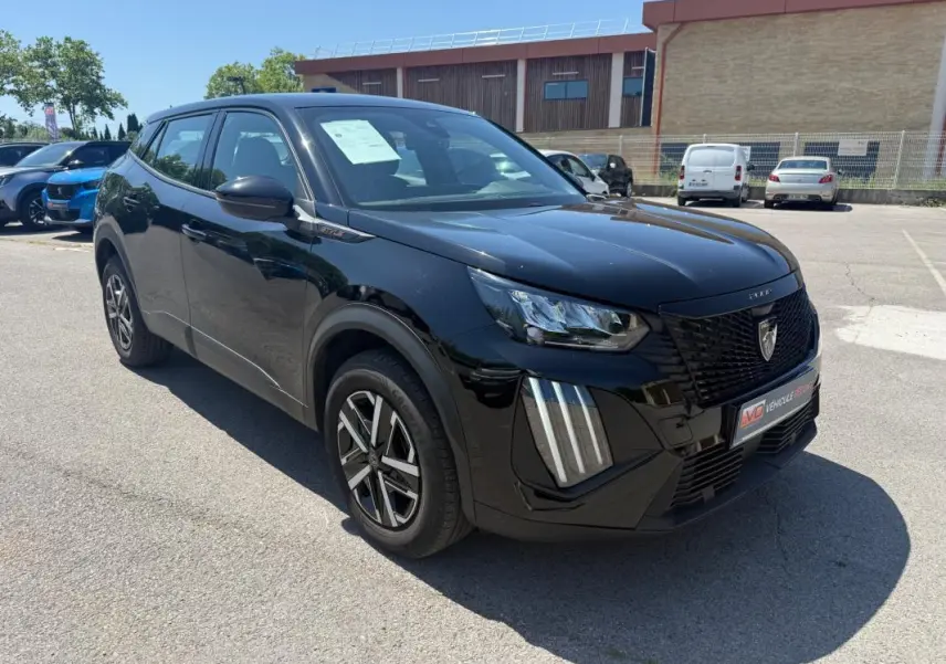Peugeot 2008 Hybrid noir vue 3/4 avant droit, avec calandre noire et jantes 16 pouces distinctives.