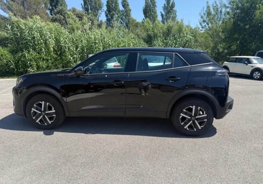 Peugeot 2008 Hybrid noir vue de profil côté gauche, jantes 16 pouces et lignes modernes soulignées.
