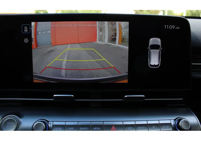 Écran tactile intérieur montrant la caméra de recul du Hyundai Kona 2024 avec guidage de trajectoire.