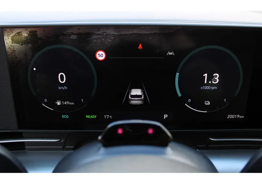 Tableau de bord numérique du Hyundai Kona 2024 affichant vitesse, régime moteur et assistance active à la conduite.