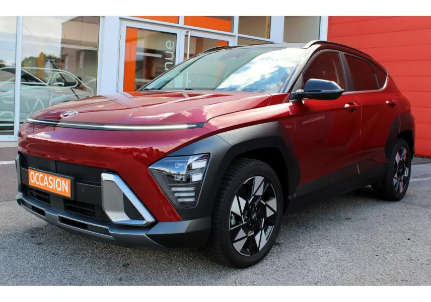 Hyundai Kona 2024 rouge Ultimate Metal avec toit noir, vue 3/4 avant droit, jantes alliage et protections noires.