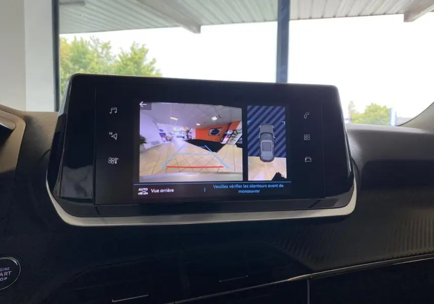 Écran tactile du Peugeot 2008 e-136 Allure Pack 2022 montrant la caméra de recul et l'aide au stationnement intérieure.