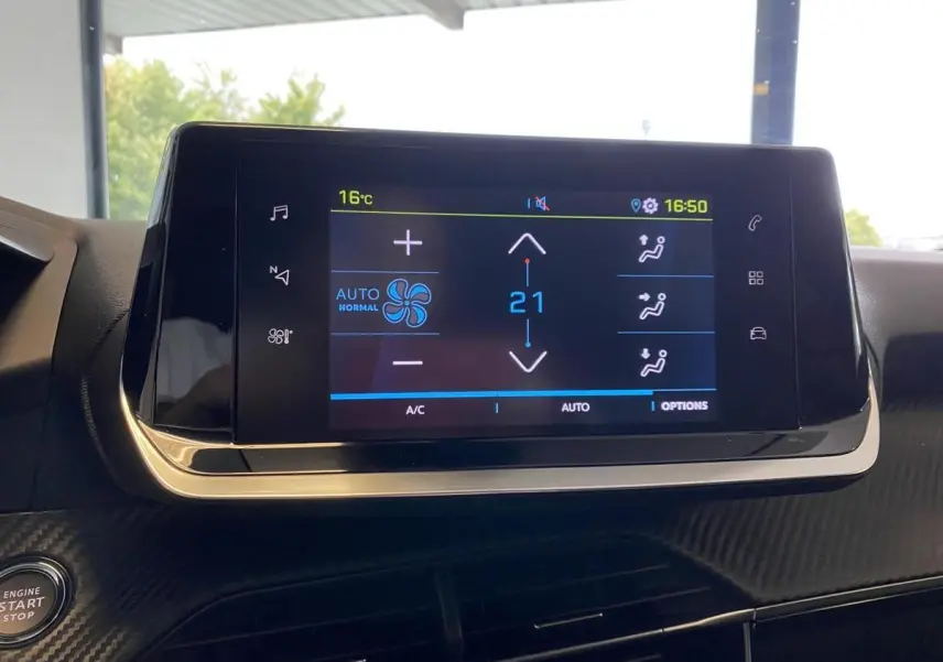 Écran tactile central du tableau de bord du Peugeot 2008 e-136 Allure Pack affichant la climatisation automatique à 21°C.