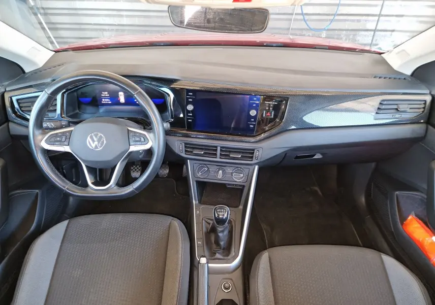 Vue intérieure avant du Volkswagen Taigo 1.0 TSi 110 ch Life 2023 avec tableau de bord moderne et boîte manuelle.