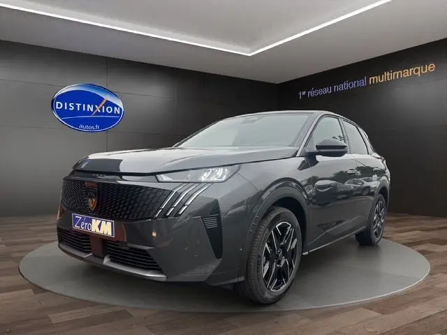 Peugeot 3008 gris titane en 3/4 avant droit, avec calandre noire distinctive et jantes alliage bicolores.