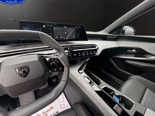 Intérieur du Peugeot 3008 gris titane, vue côté conducteur sur le volant multifonction et écran tactile central.