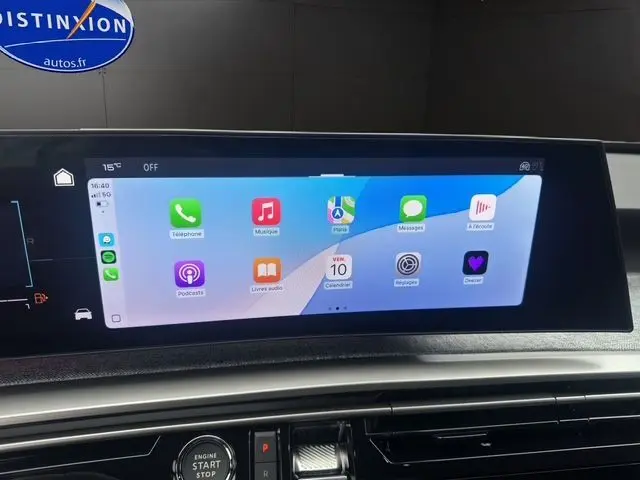 Écran tactile large du tableau de bord du Peugeot 3008 gris titane, affichant les applications connectées.