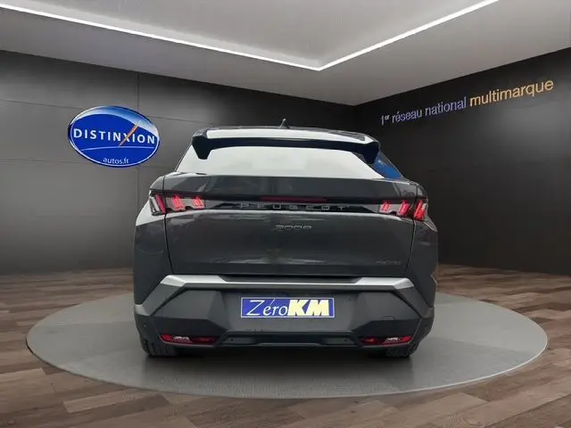 Vue arrière du Peugeot 3008 gris titane 2025 avec feux LED distinctifs et plaque Zero KM dans un showroom.