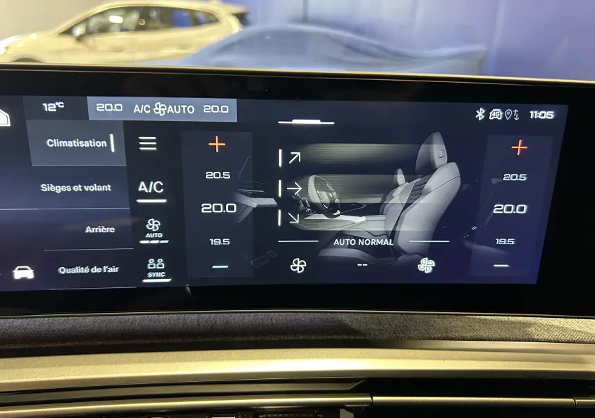 Écran tactile du système de climatisation du Peugeot 5008 bleu Ingaro, affichant réglages sièges et volant chauffants.