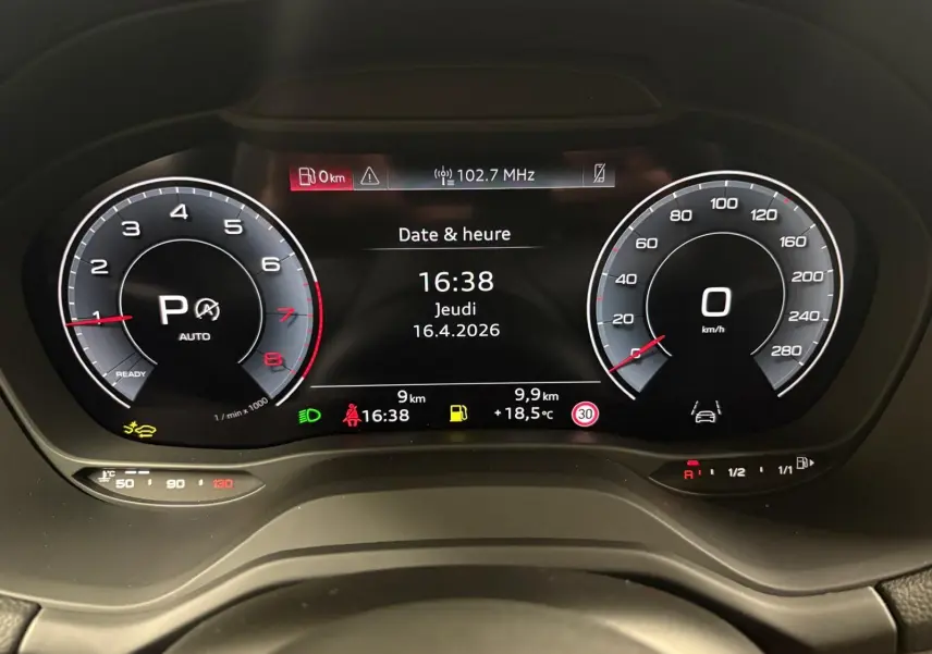 Vue rapprochée du tableau de bord numérique de l'Audi Q2 35 TFSI 2026 affichant vitesse, régime et informations de conduite.