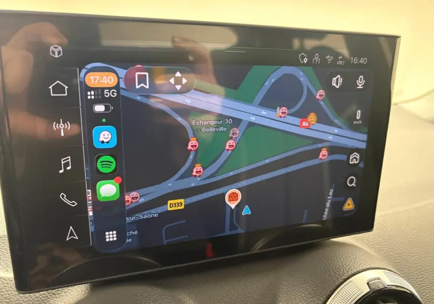 Écran tactile central de l'Audi Q2 35 TFSI 2026 affichant la navigation avec interface moderne et commandes tactiles.